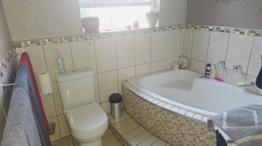 5 Bedroom Property for Sale in Selcourt Gauteng