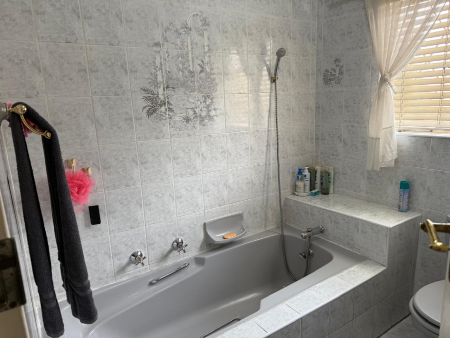 4 Bedroom Property for Sale in Brackenhurst Gauteng