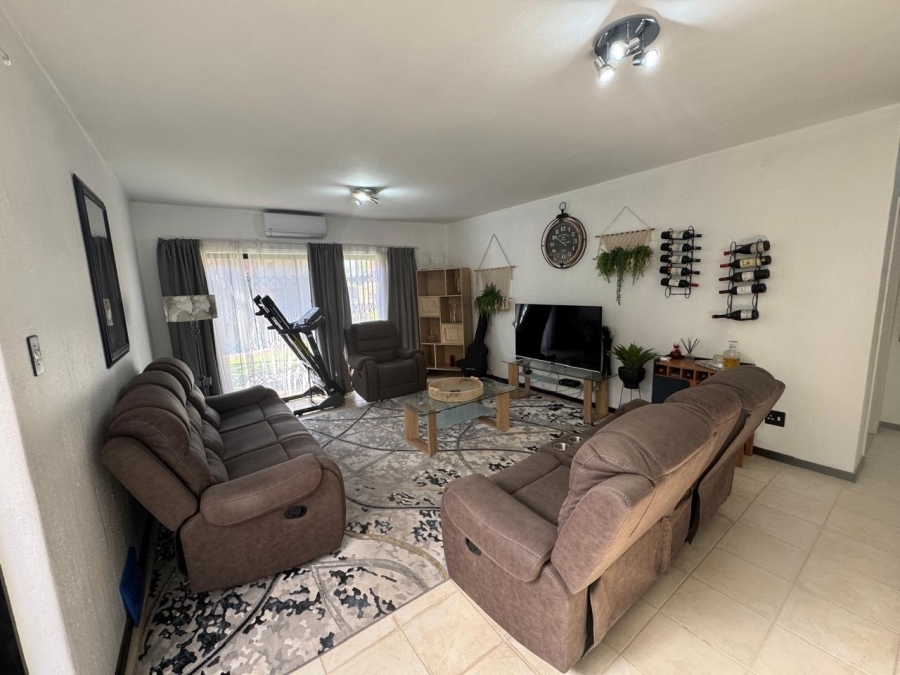 To Let 3 Bedroom Property for Rent in Weavind Park Gauteng