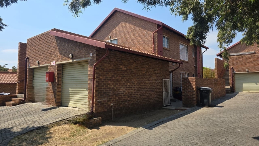 2 Bedroom Property for Sale in The Reeds Gauteng