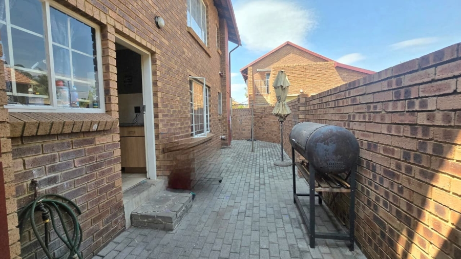 2 Bedroom Property for Sale in The Reeds Gauteng