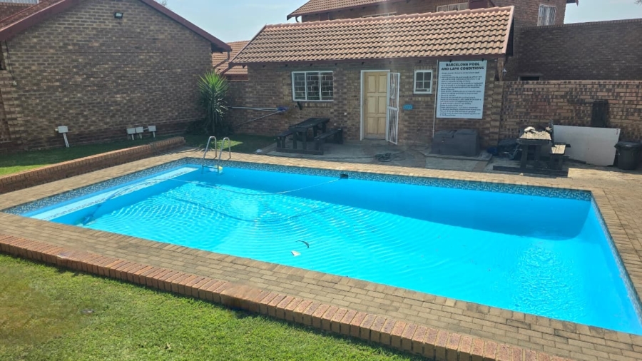 2 Bedroom Property for Sale in The Reeds Gauteng