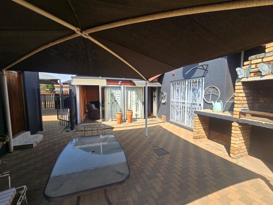 3 Bedroom Property for Sale in Brackendowns Gauteng