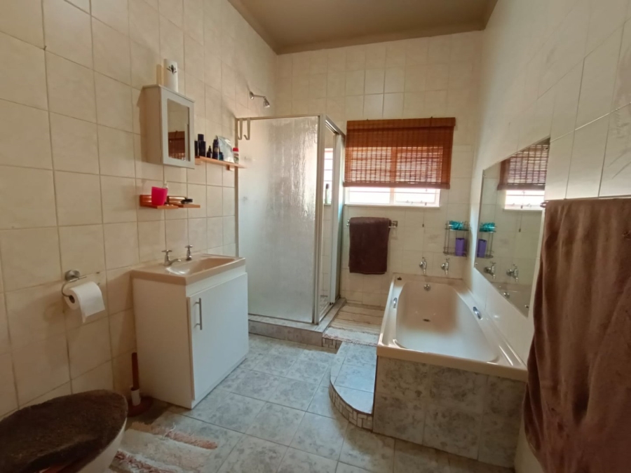 4 Bedroom Property for Sale in Discovery Gauteng