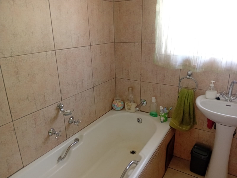 3 Bedroom Property for Sale in Rooihuiskraal Gauteng