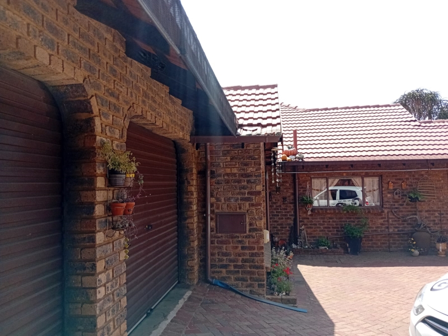 3 Bedroom Property for Sale in Rooihuiskraal Gauteng