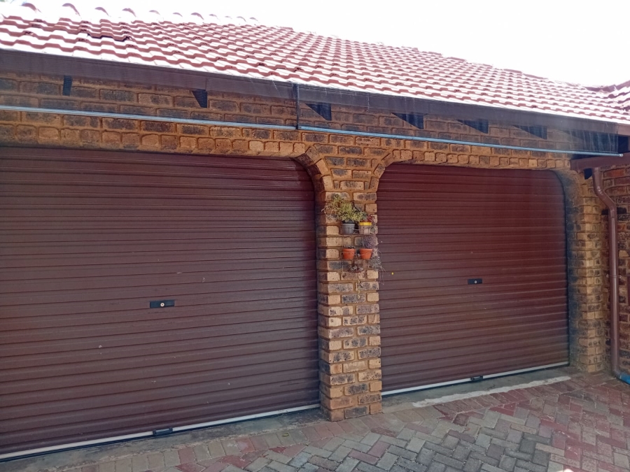 3 Bedroom Property for Sale in Rooihuiskraal Gauteng