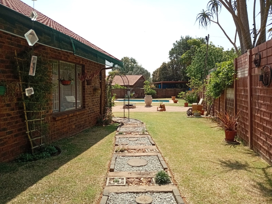 3 Bedroom Property for Sale in Rooihuiskraal Gauteng