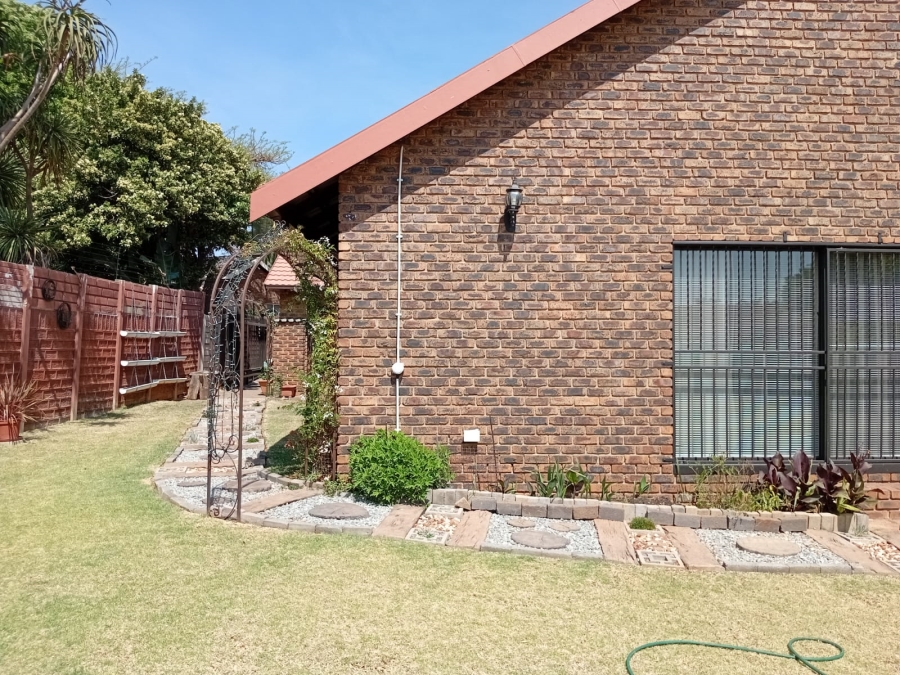 3 Bedroom Property for Sale in Rooihuiskraal Gauteng