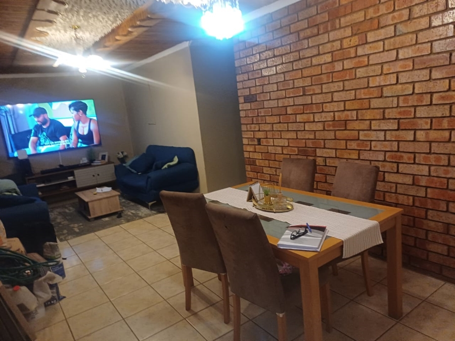 2 Bedroom Property for Sale in Toekomsrus Gauteng