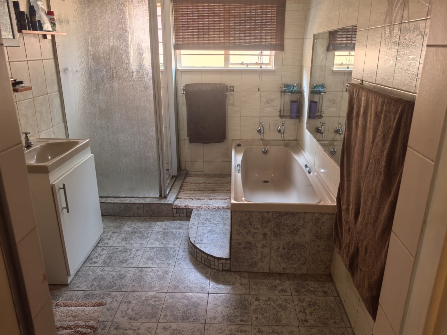 4 Bedroom Property for Sale in Discovery Gauteng