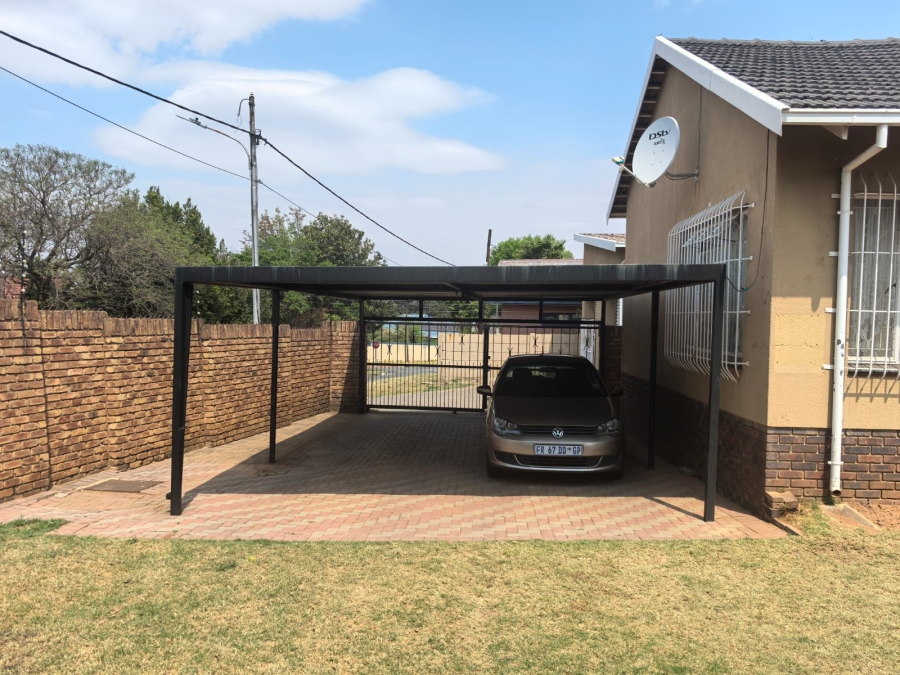 4 Bedroom Property for Sale in Discovery Gauteng