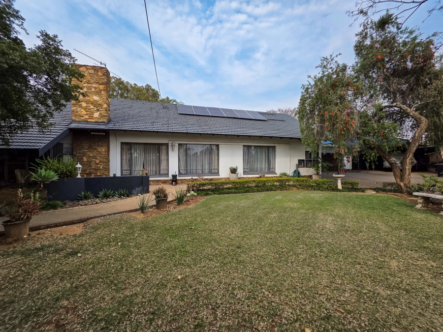 5 Bedroom Property for Sale in Maroelana Gauteng