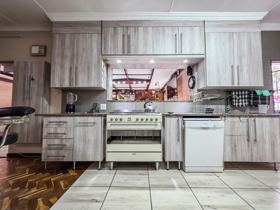 5 Bedroom Property for Sale in Maroelana Gauteng