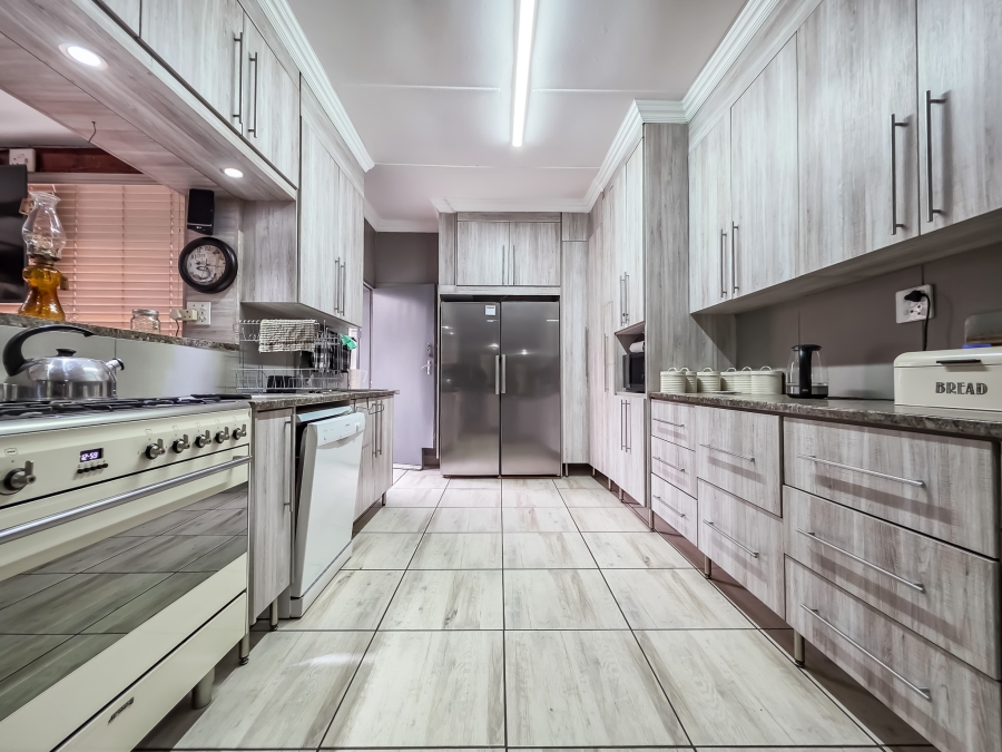 5 Bedroom Property for Sale in Maroelana Gauteng