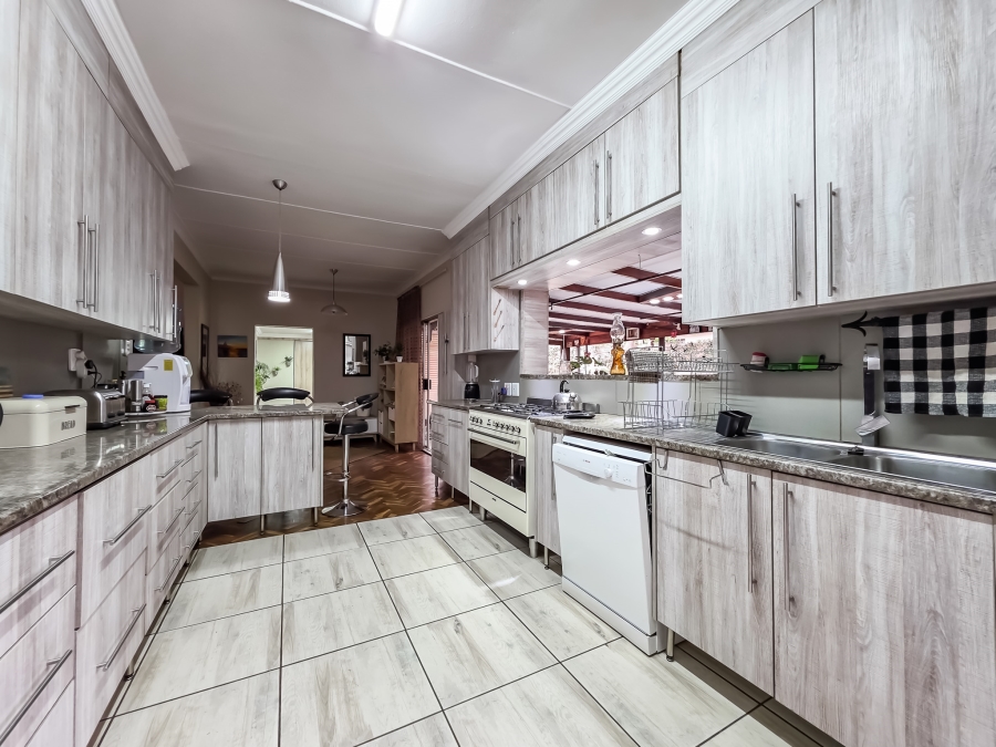 5 Bedroom Property for Sale in Maroelana Gauteng