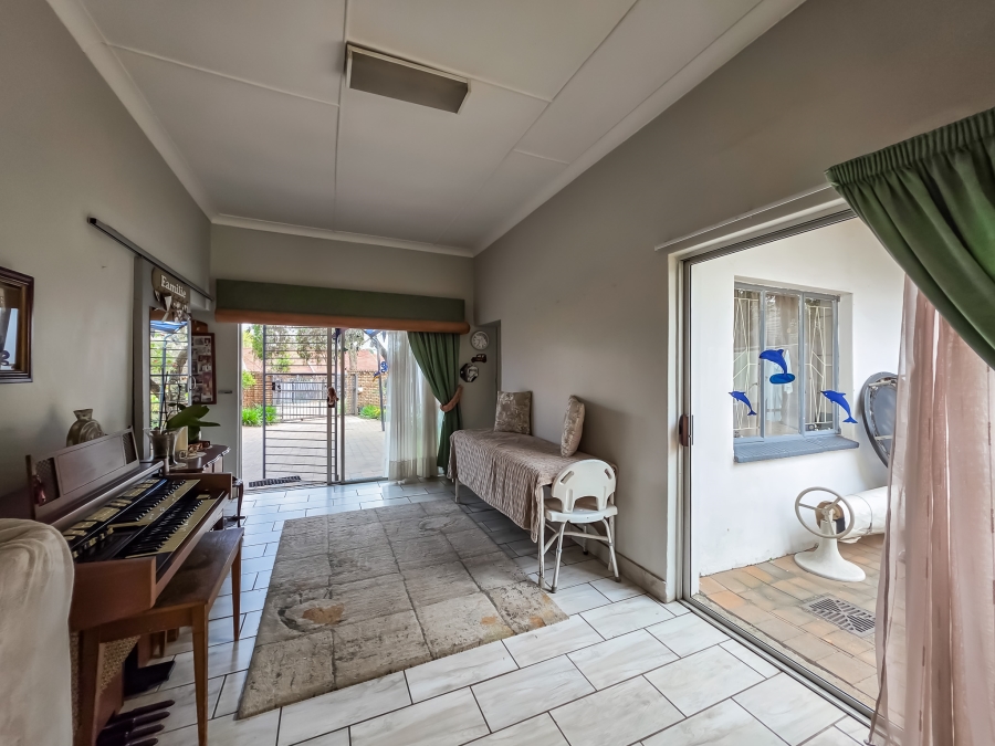 5 Bedroom Property for Sale in Maroelana Gauteng