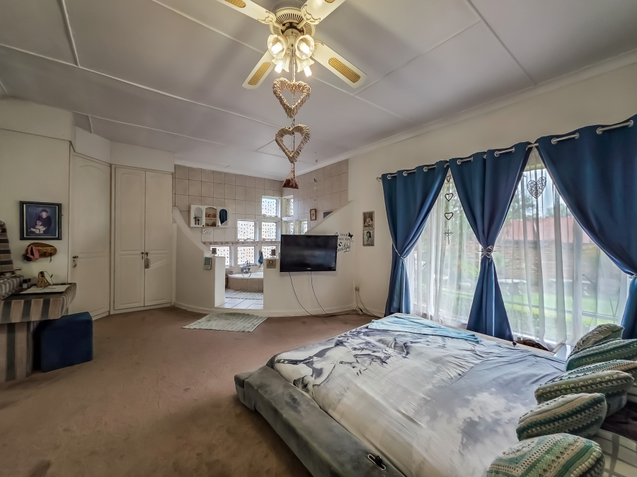 5 Bedroom Property for Sale in Maroelana Gauteng