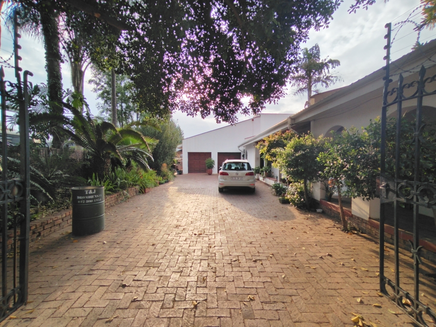 9 Bedroom Property for Sale in Baileys Muckleneuk Gauteng