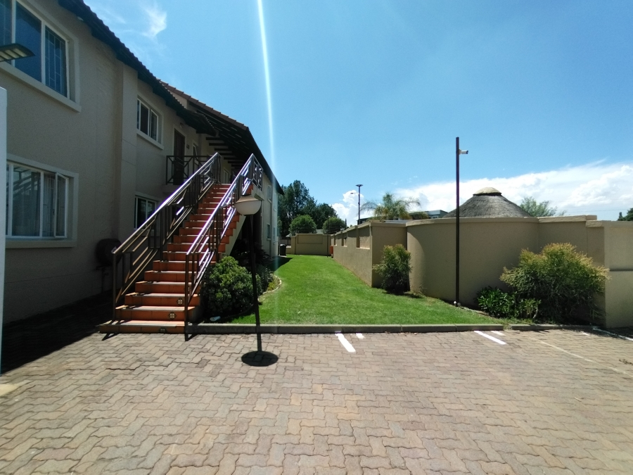 2 Bedroom Property for Sale in Die Hoewes Gauteng