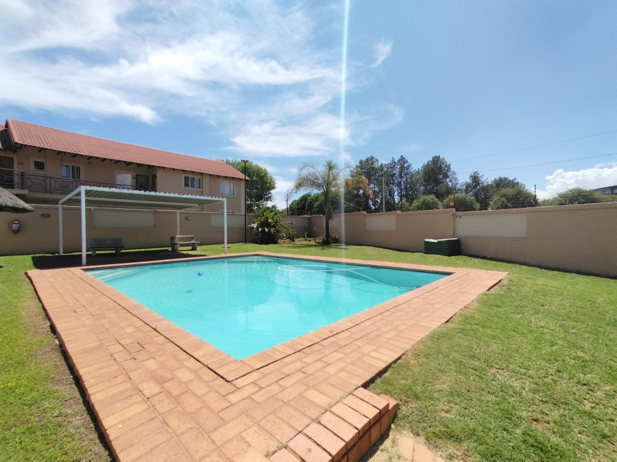 2 Bedroom Property for Sale in Die Hoewes Gauteng