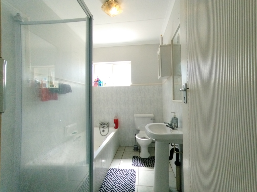 2 Bedroom Property for Sale in Die Hoewes Gauteng