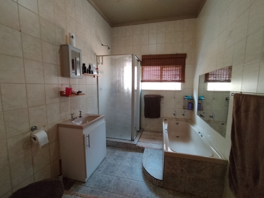 4 Bedroom Property for Sale in Discovery Gauteng