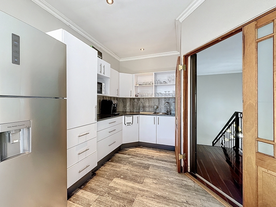 7 Bedroom Property for Sale in Zwartkop Gauteng