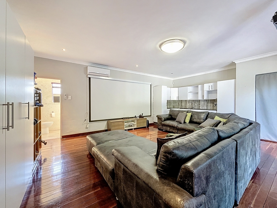 7 Bedroom Property for Sale in Zwartkop Gauteng
