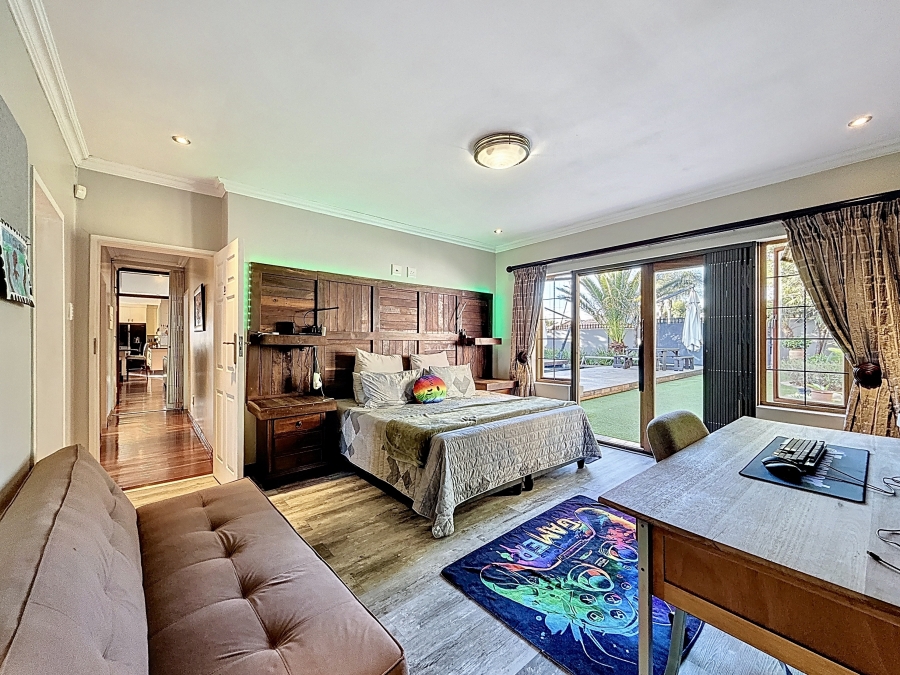 7 Bedroom Property for Sale in Zwartkop Gauteng
