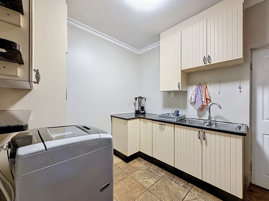 7 Bedroom Property for Sale in Zwartkop Gauteng