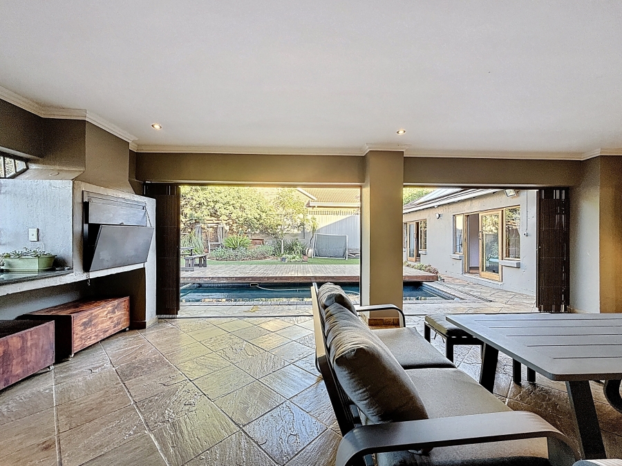 7 Bedroom Property for Sale in Zwartkop Gauteng