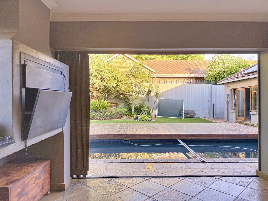 7 Bedroom Property for Sale in Zwartkop Gauteng