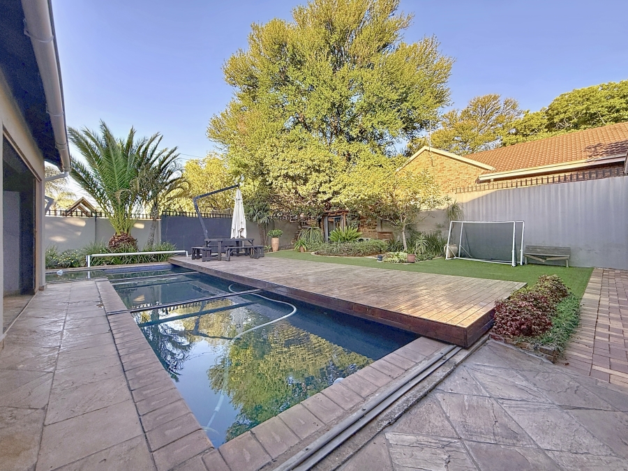 7 Bedroom Property for Sale in Zwartkop Gauteng