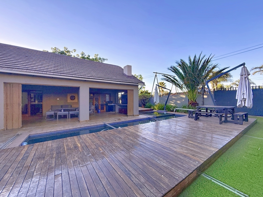 7 Bedroom Property for Sale in Zwartkop Gauteng