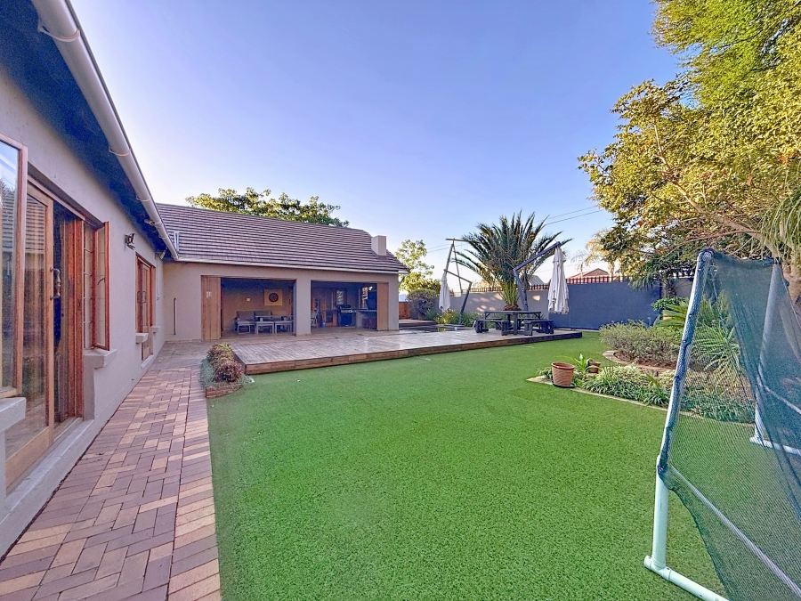 7 Bedroom Property for Sale in Zwartkop Gauteng