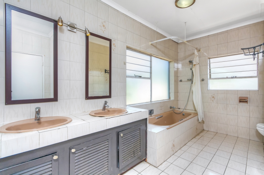 6 Bedroom Property for Sale in Woodmead Gauteng