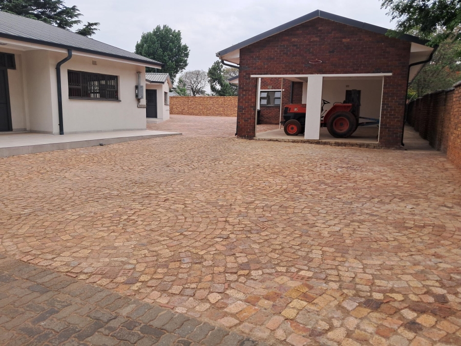 7 Bedroom Property for Sale in Sonneveld Gauteng