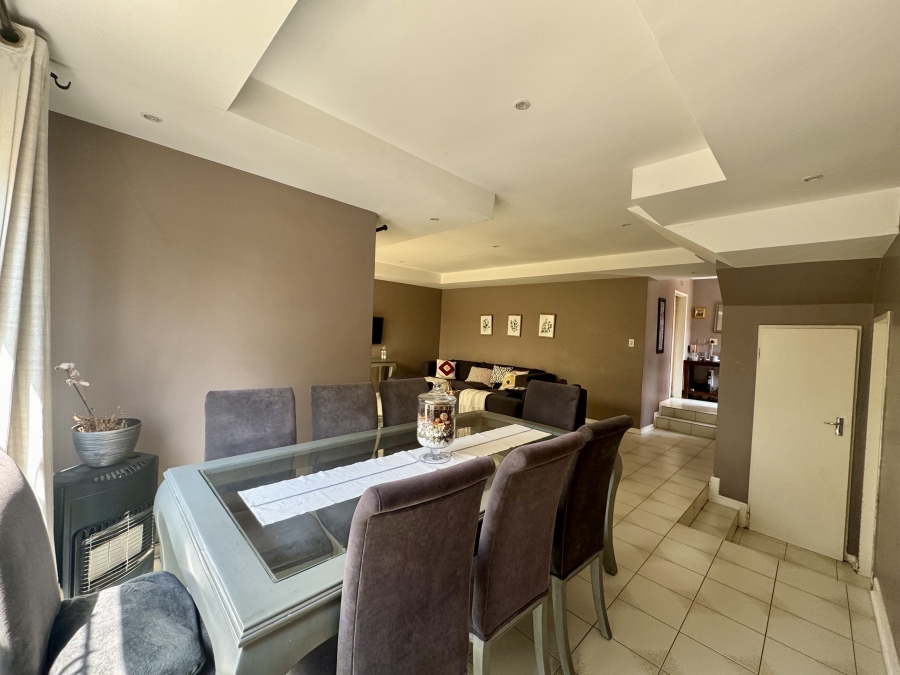 To Let 4 Bedroom Property for Rent in Corlett Gardens Gauteng