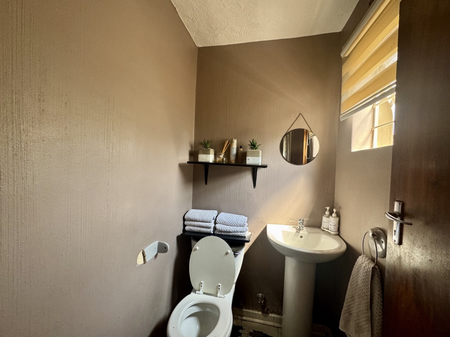 To Let 4 Bedroom Property for Rent in Corlett Gardens Gauteng
