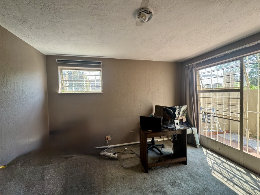 To Let 4 Bedroom Property for Rent in Corlett Gardens Gauteng