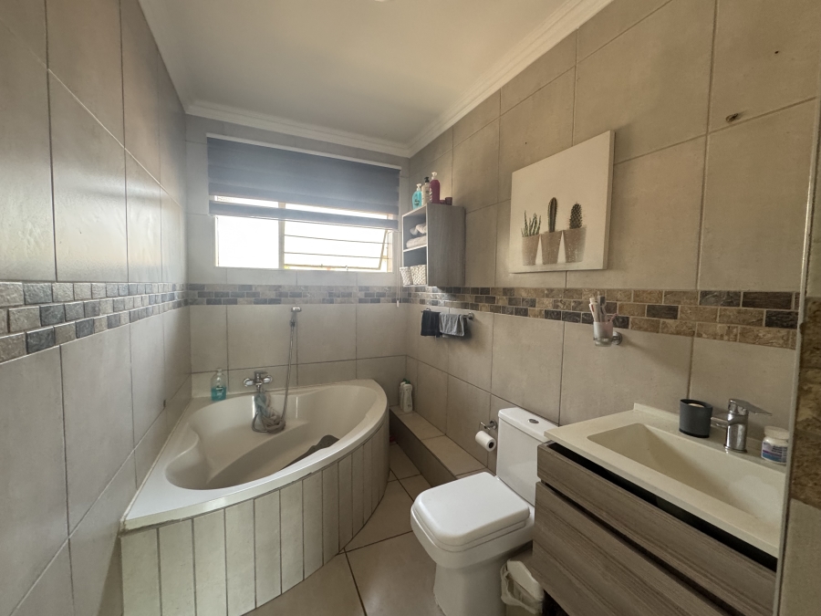To Let 4 Bedroom Property for Rent in Corlett Gardens Gauteng