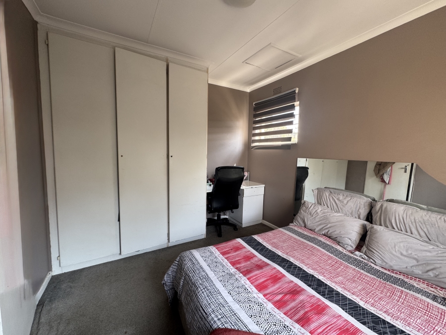 To Let 4 Bedroom Property for Rent in Corlett Gardens Gauteng