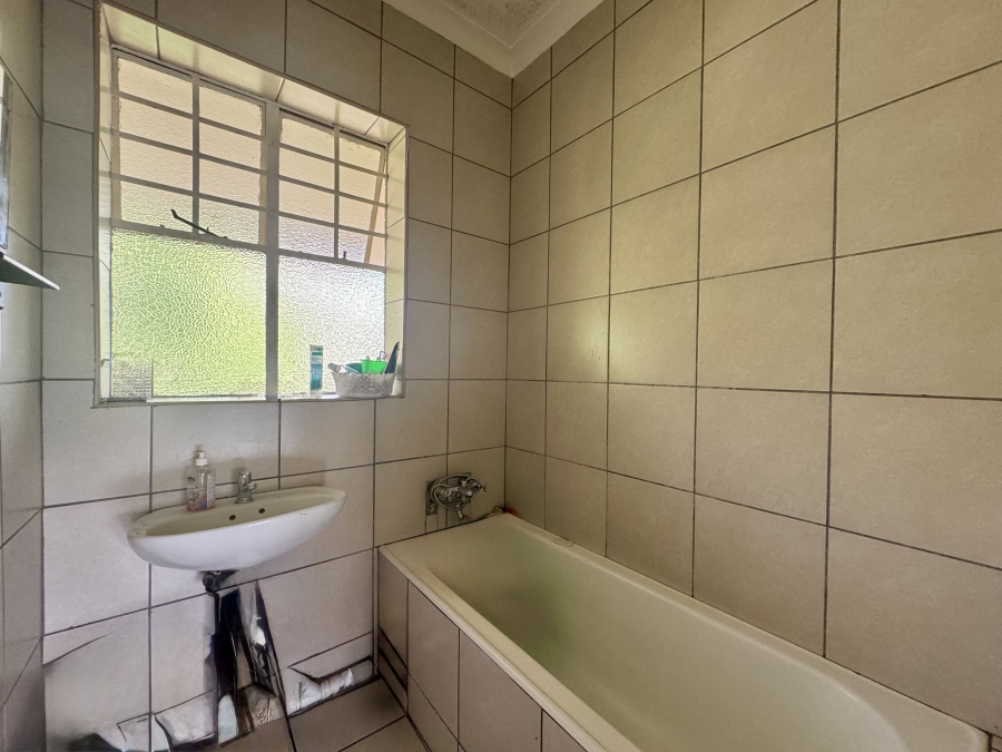 To Let 4 Bedroom Property for Rent in Corlett Gardens Gauteng