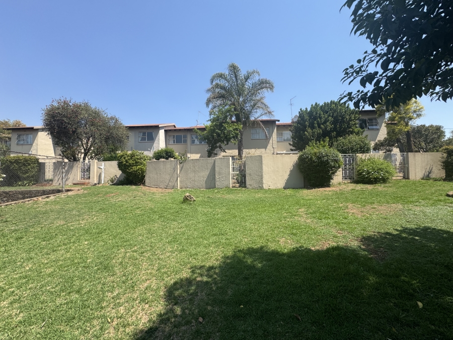 To Let 4 Bedroom Property for Rent in Corlett Gardens Gauteng