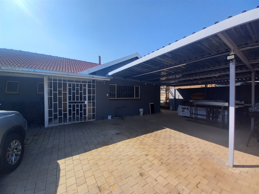 4 Bedroom Property for Sale in Garsfontein Gauteng