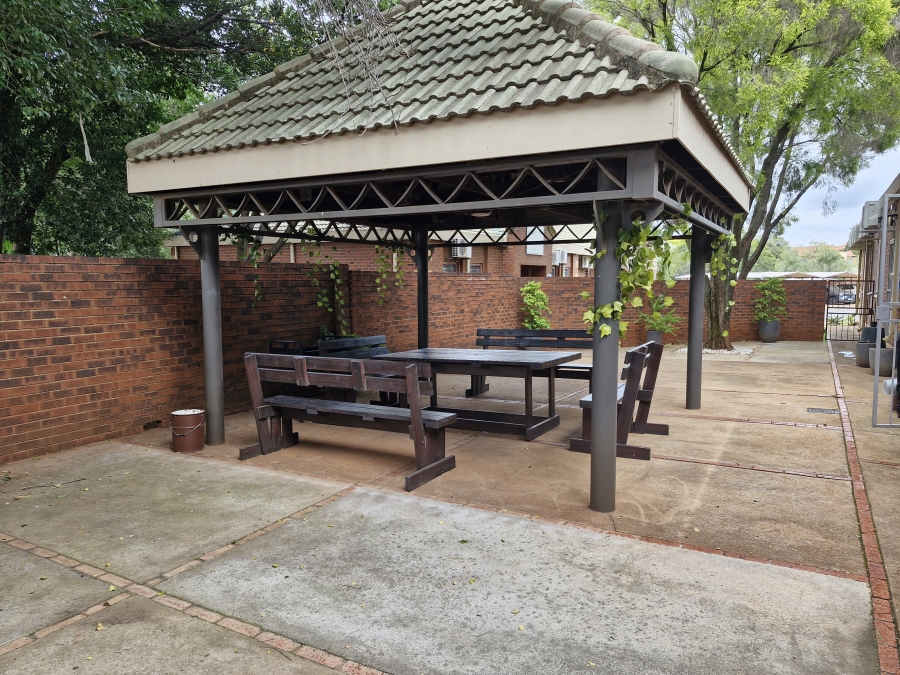 To Let commercial Property for Rent in Die Hoewes Gauteng
