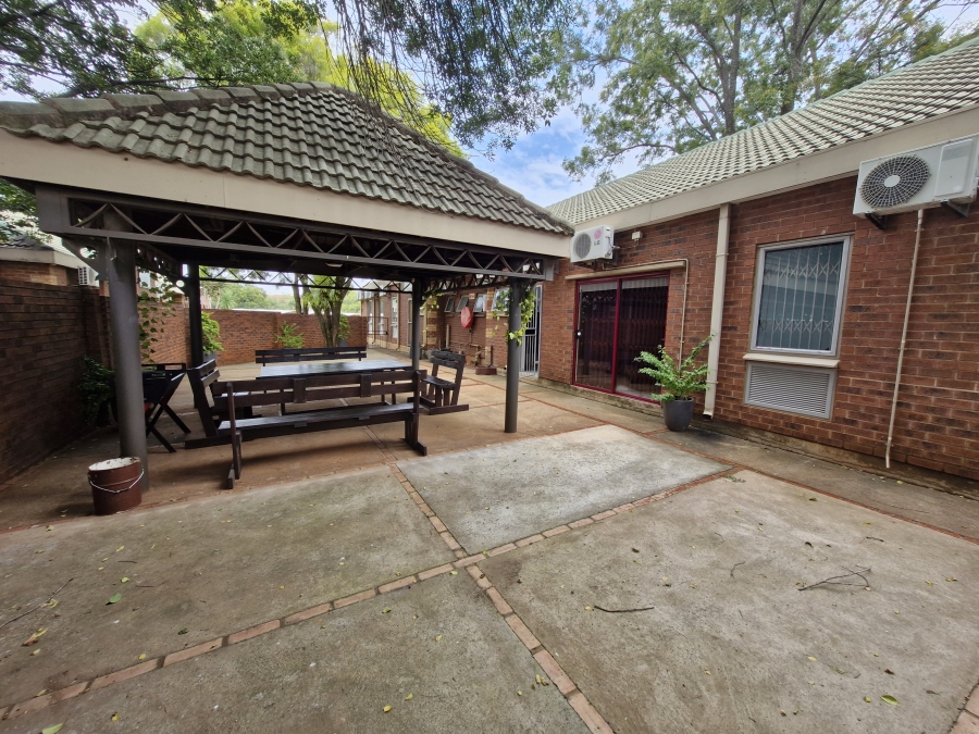 To Let commercial Property for Rent in Die Hoewes Gauteng