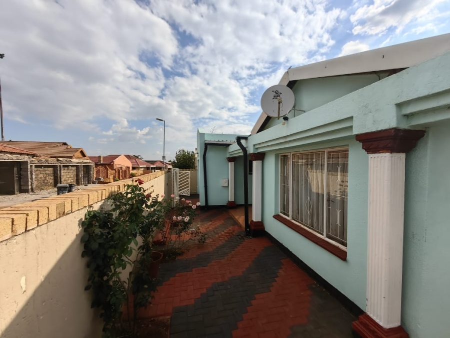 3 Bedroom Property for Sale in Protea North Gauteng