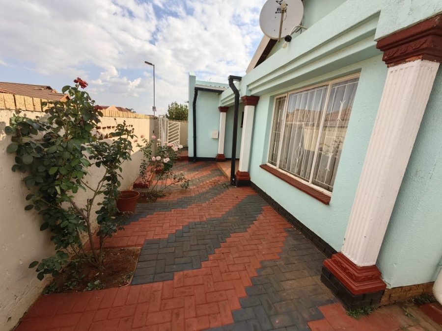 3 Bedroom Property for Sale in Protea North Gauteng